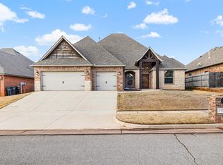 1113 Lindsey Ln, Moore, OK 73160