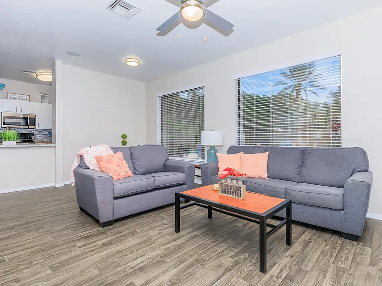 Riverwalk Luxury Apartments — Photo 5