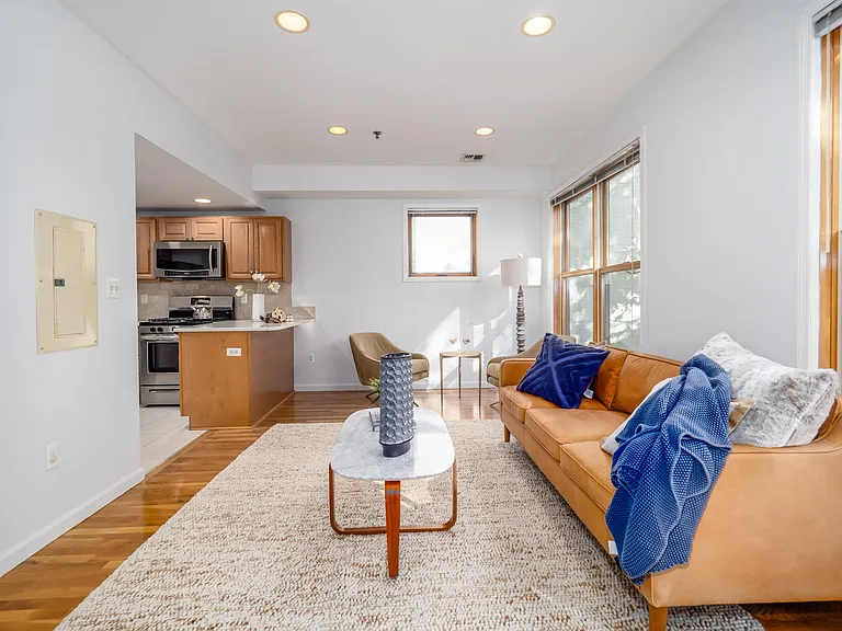 323 Jackson St — Photo 6