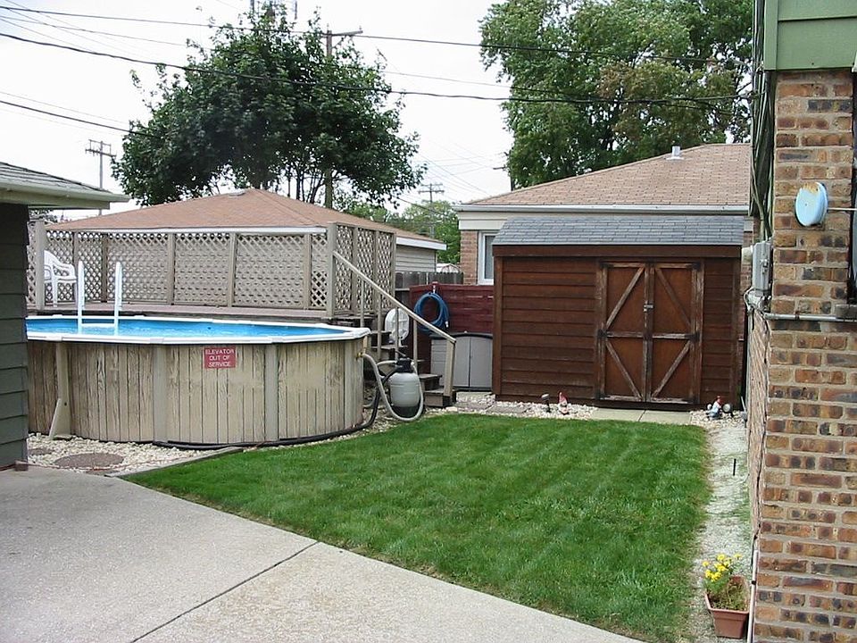 fenced yard, swimming pool & deck