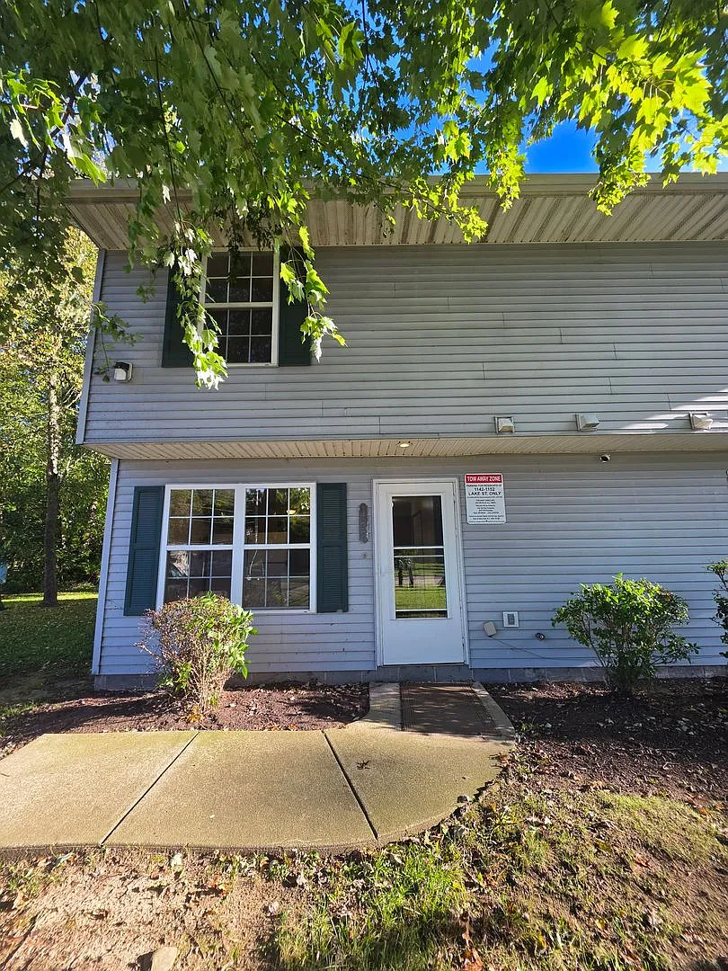 Kent-2 Bedroom 1.5 Bath — Photo 1