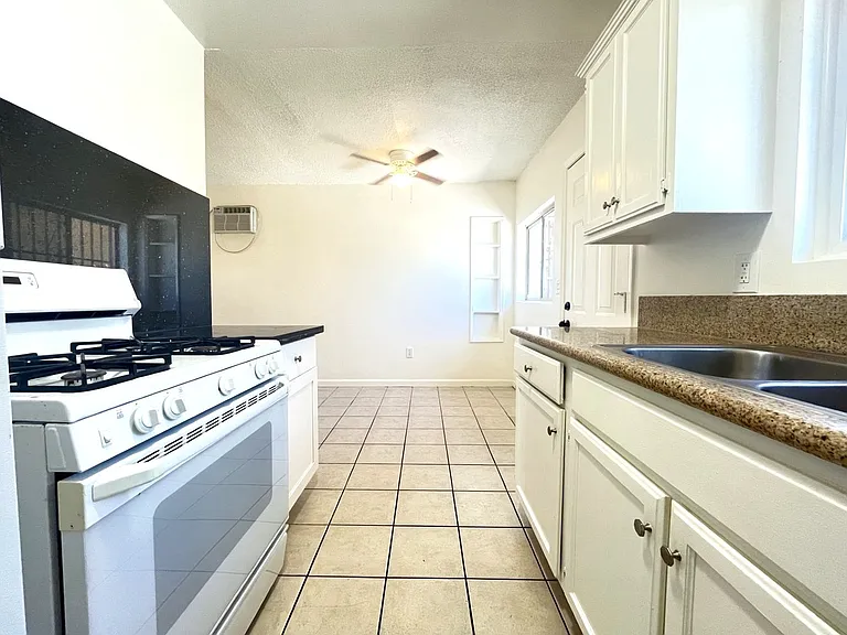 RV T 1594 B&C Sepulveda Ave — Photo 22