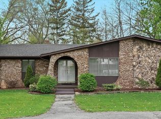 20937 Halsted Rd, Farmington Hills, MI 48167