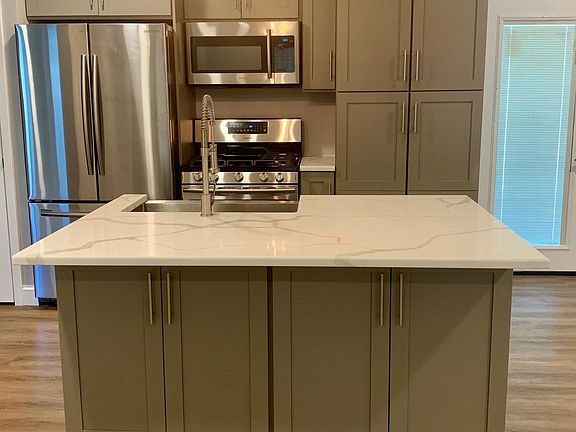 Quartz Counter Kitchen , New Stainless Steel Appliances