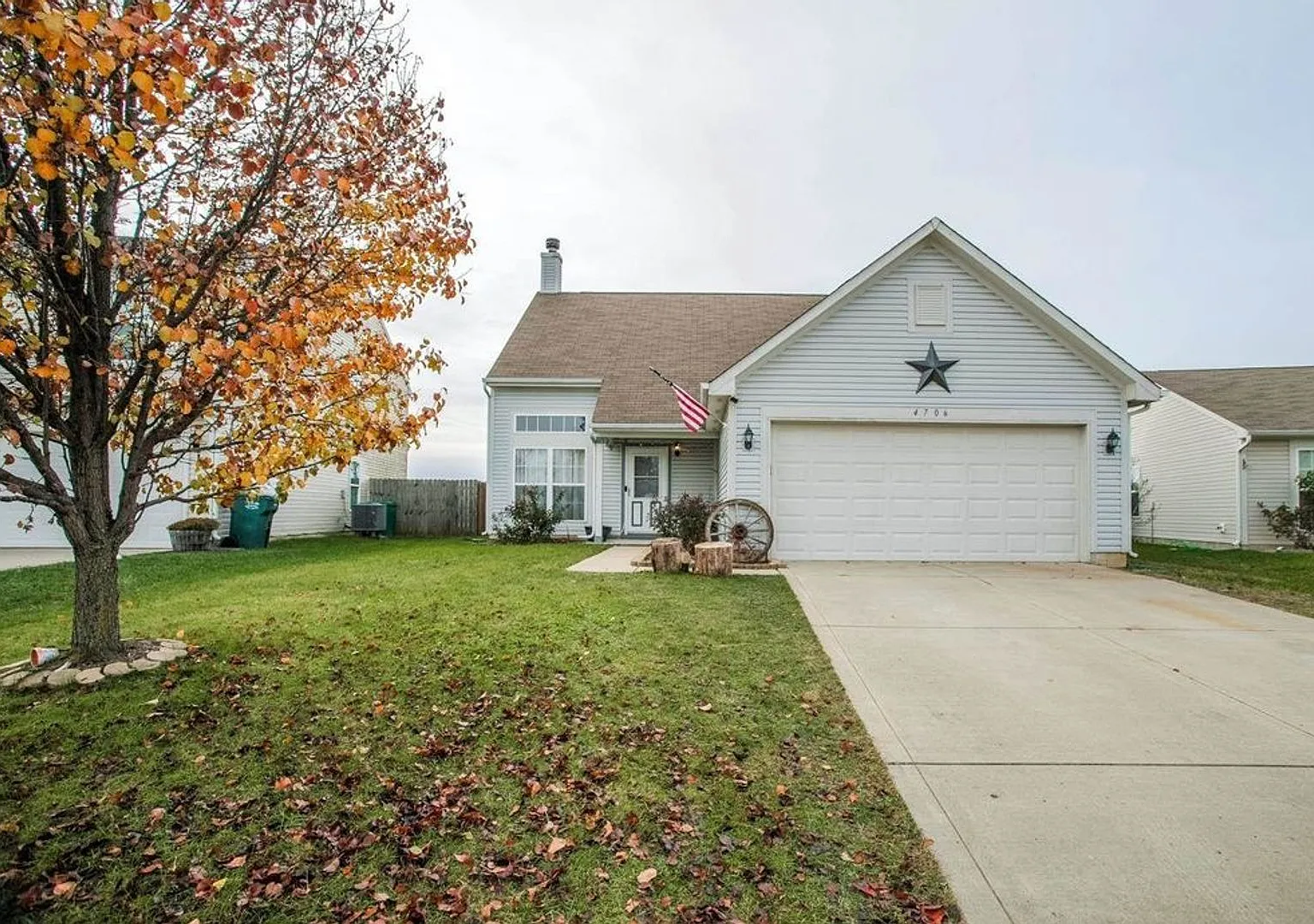 Spacious 2 Story 3 Bedroom 2.5 Bath House with a Large Fenced Backyard — Photo 2