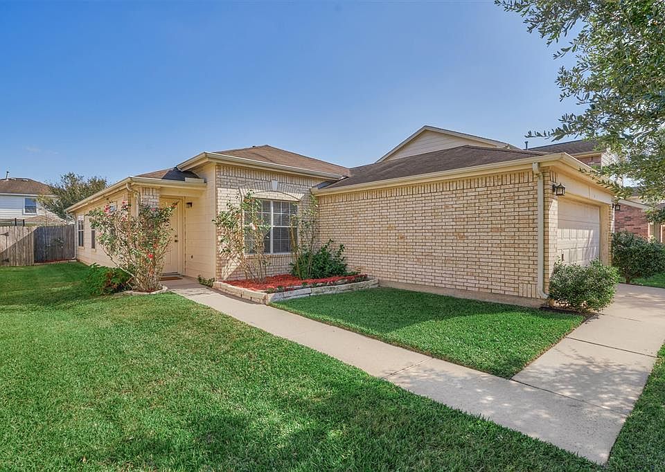 This charming single story home features 3 bedrooms, 2 full baths, a study, covered patio and 2 car garage!