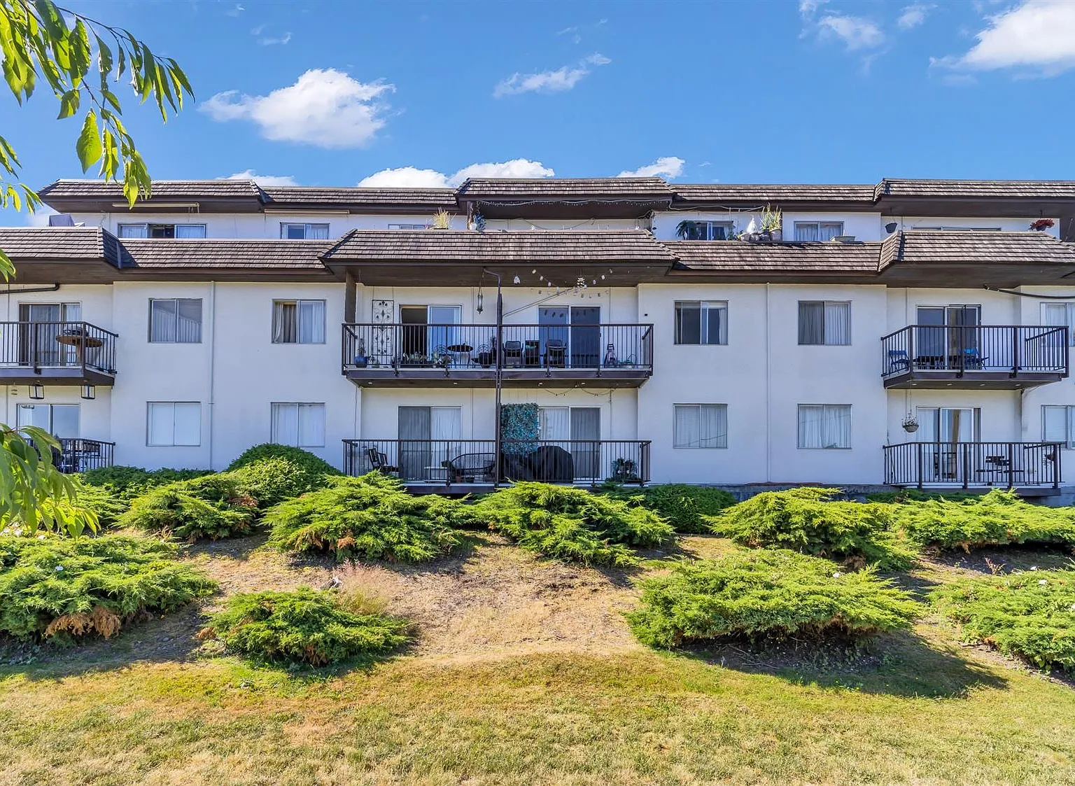 Harbourview Manor — Photo 3