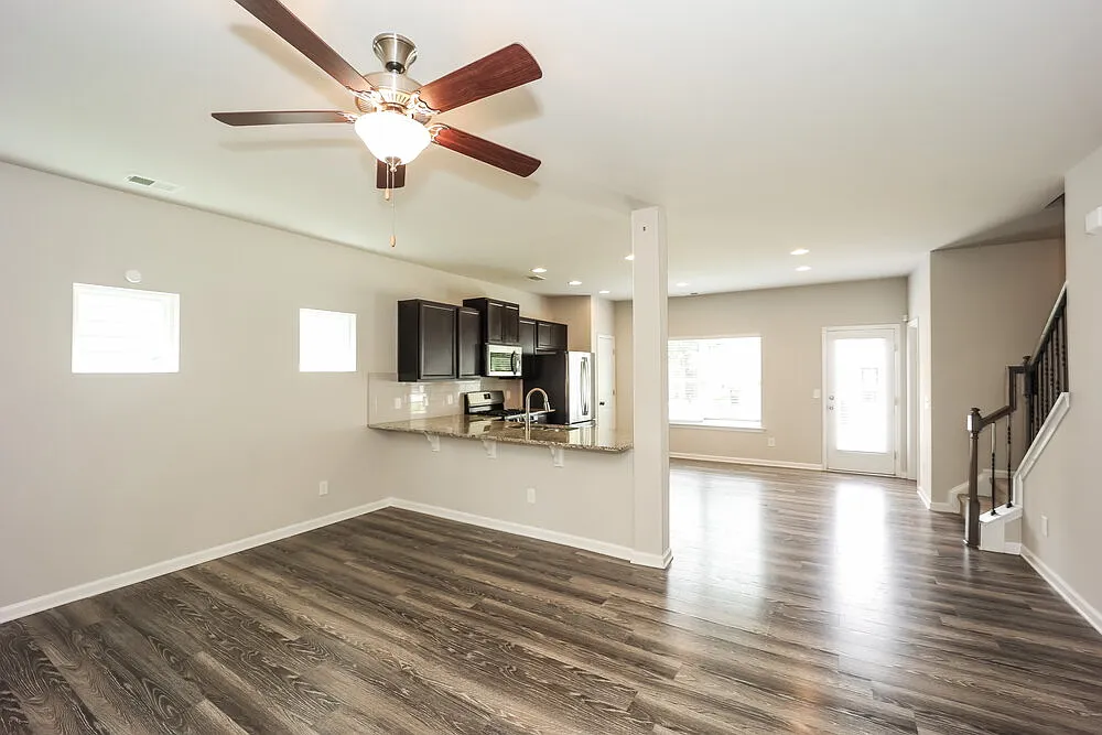 3 bed, 2.5 bath, 1748 sqft, $1,940 — Photo 4