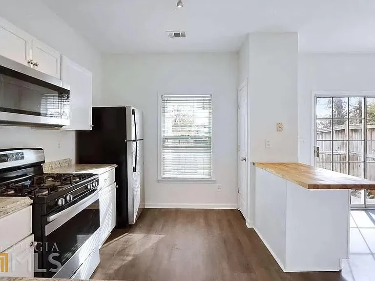 Good Size Kitchen with Separate Pantry