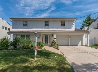 2046 Blanche Ln, Merrick, NY 11566