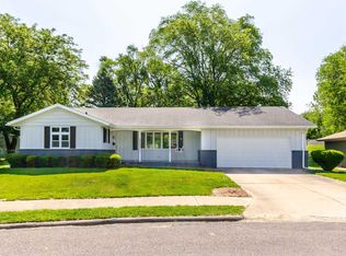 2113 Glenview Dr, Pekin, IL 61554