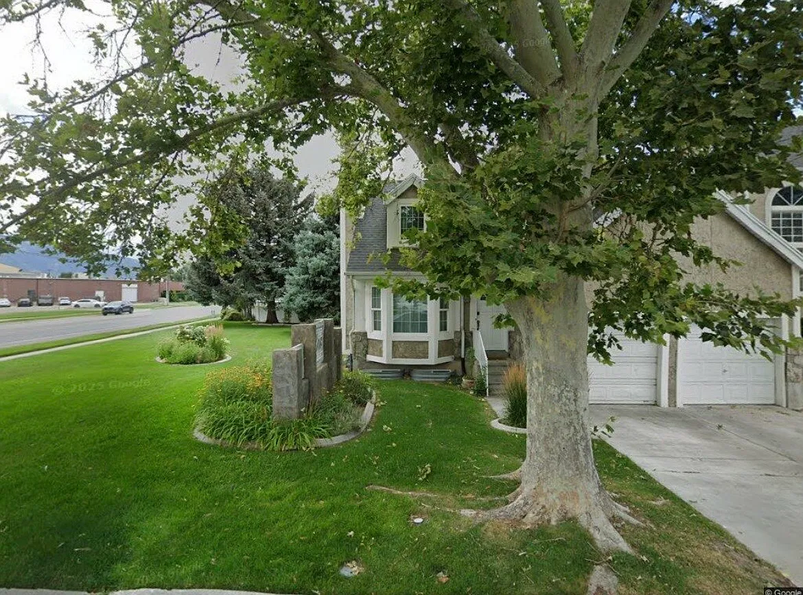 3 bed, 2.5 bath, 1928 sqft, $3,200 — Photo 2