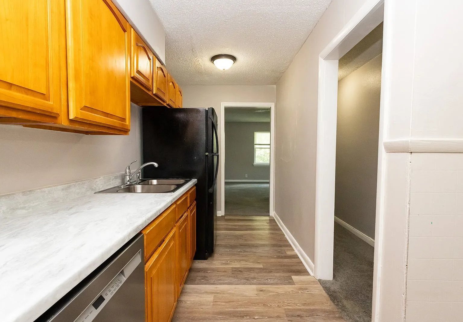 2 bed, 1.0 bath, $895 — Photo 2