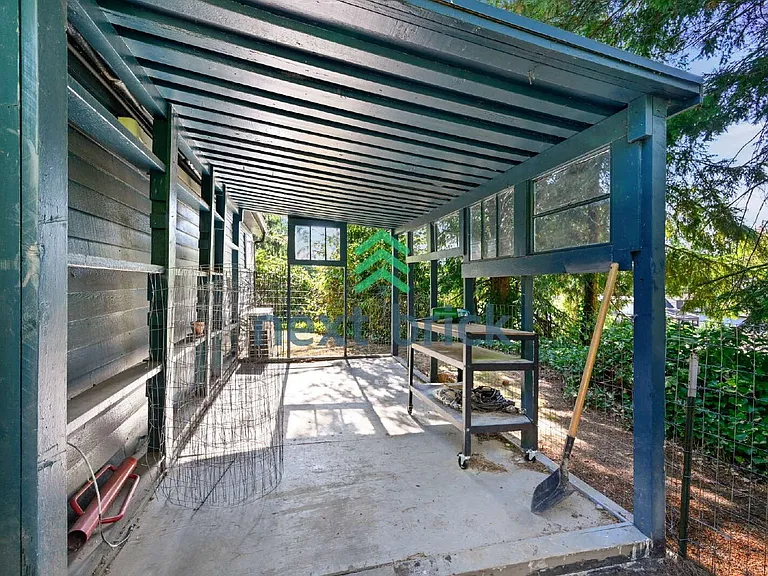 528 NE Serpentine Pl — Photo 17
