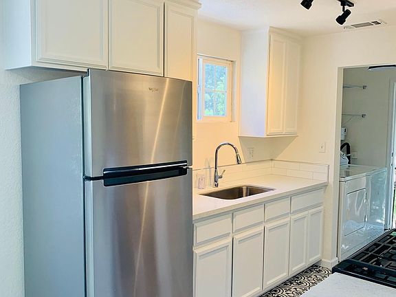 3rd image of 2557 33rd St