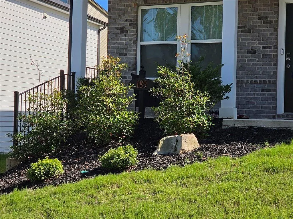 4 bed, 2.5 bath, 2479 sqft, $2,700 — Photo 2
