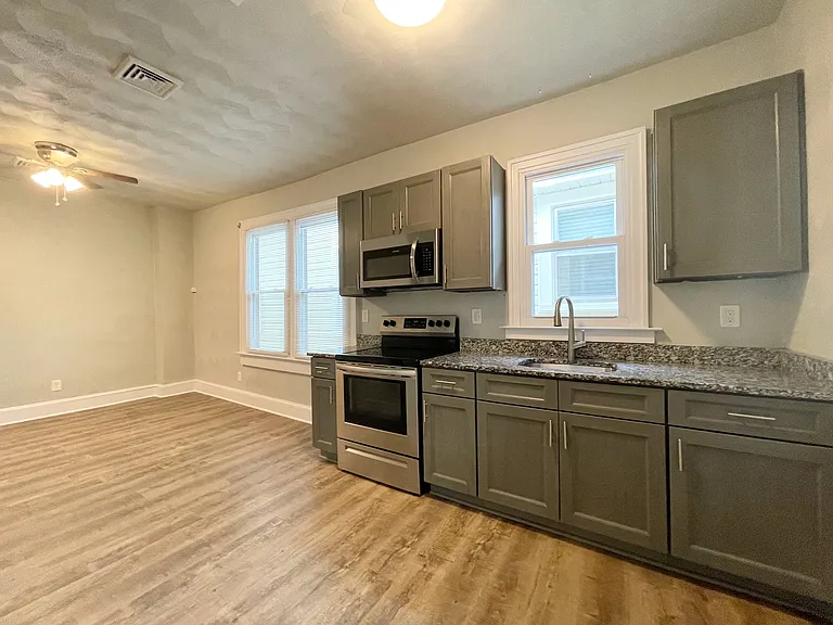 113 E 39th St #2 — Photo 10