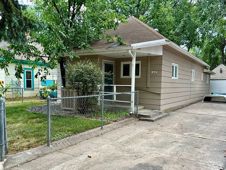931 W Oak St — Photo 2