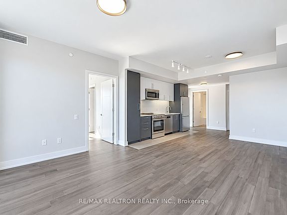 3rd image of 2525 Bathurst St #904