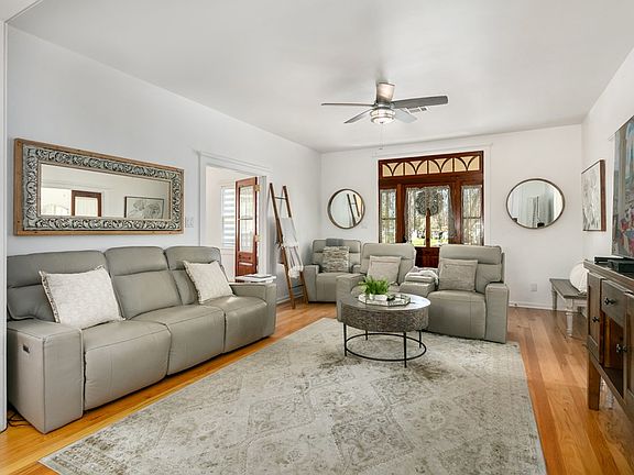 3rd image of 103 E Hackberry St