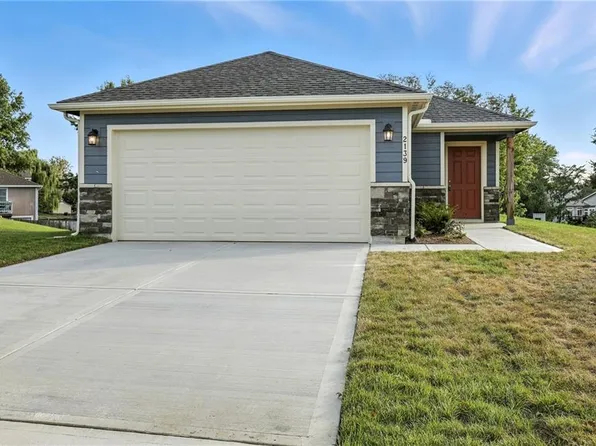 2628 Woodfield Dr, Tonganoxie, KS 66086