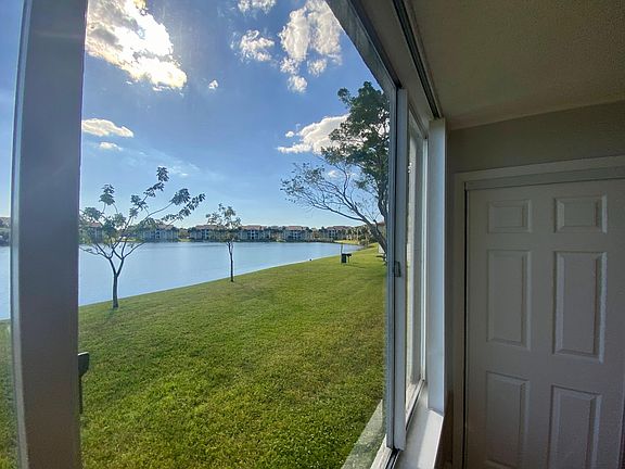 3rd image of 2831 Oakland Forest Dr #103