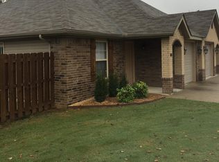 877 Meadowlands Dr, Centerton, AR 72719