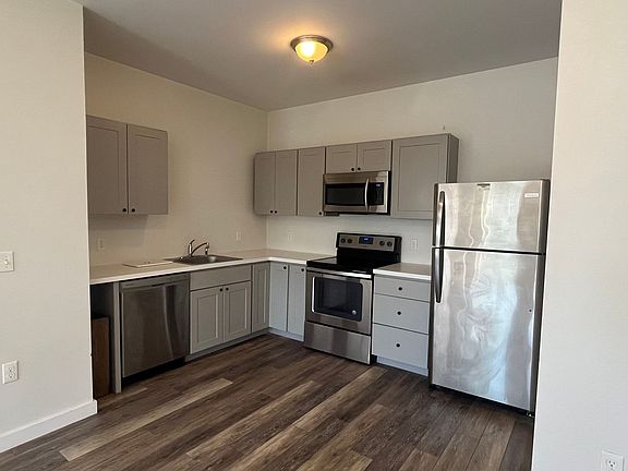 3rd image of 50 Upper Main St #3