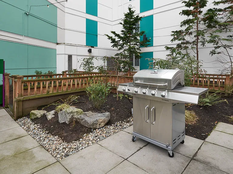 Courtyard Grilling Area