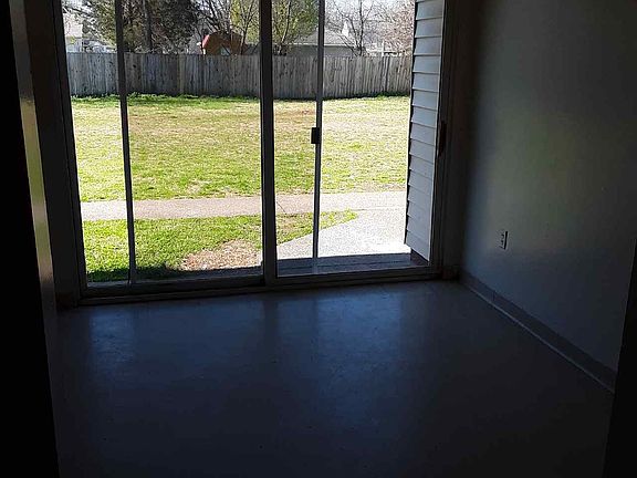 3rd image of 104 Kings Hwy #12384522