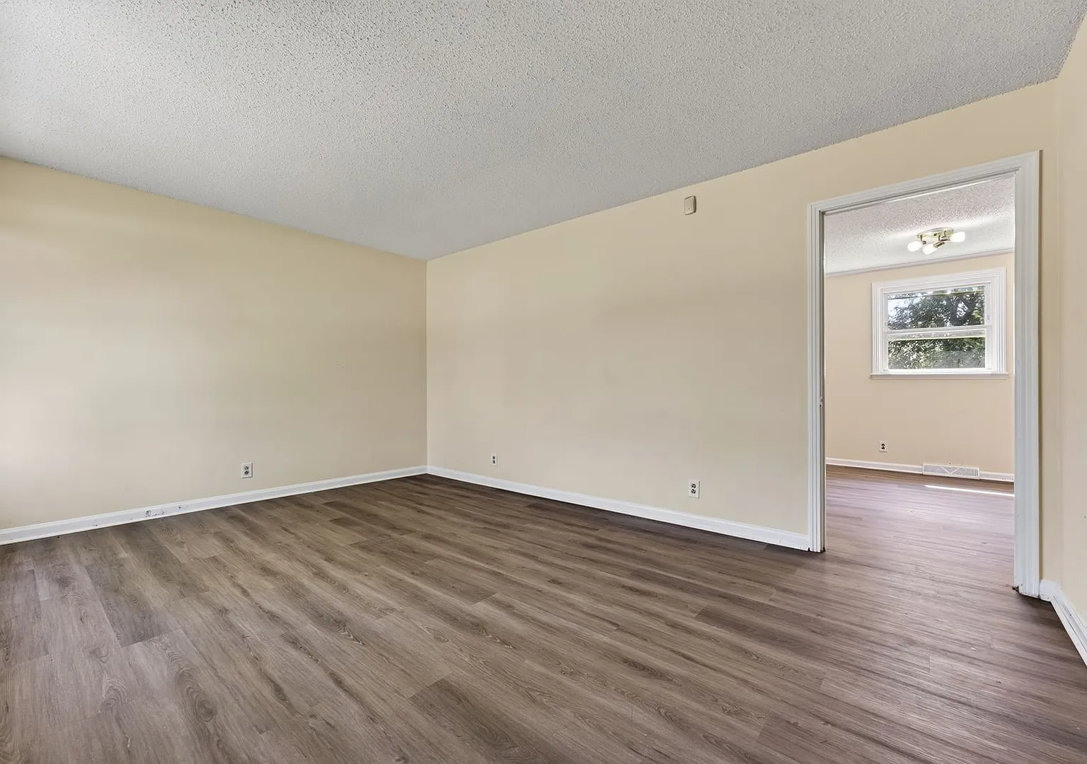 3 Bedroom Pet Friendly Home For Rent Near Post! — Photo 3