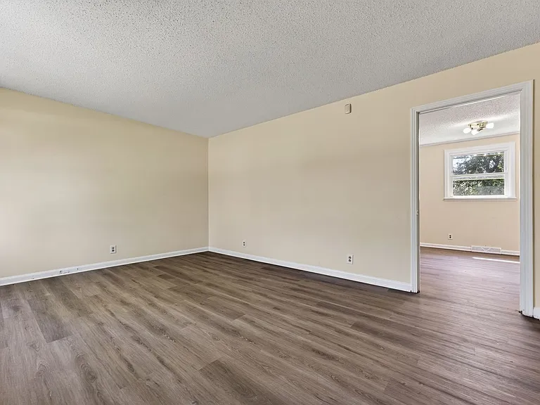 573 Waldorf Dr — Photo 3