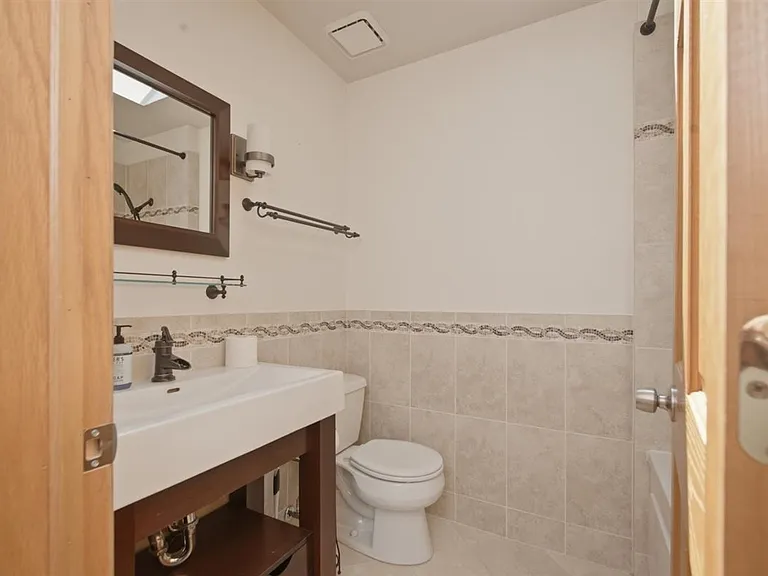 1671 Grosvenor Cir #C — Photo 10