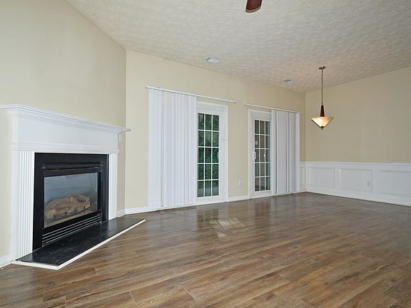 4th image of 453 Lantern Wood Dr
