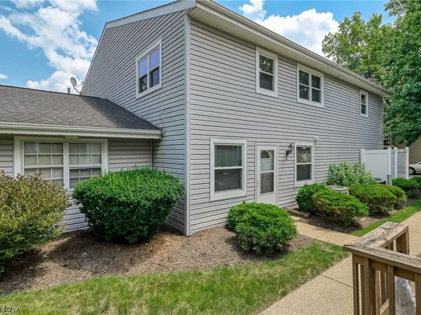 2455 Island Dr APT B, Uniontown, OH 44685