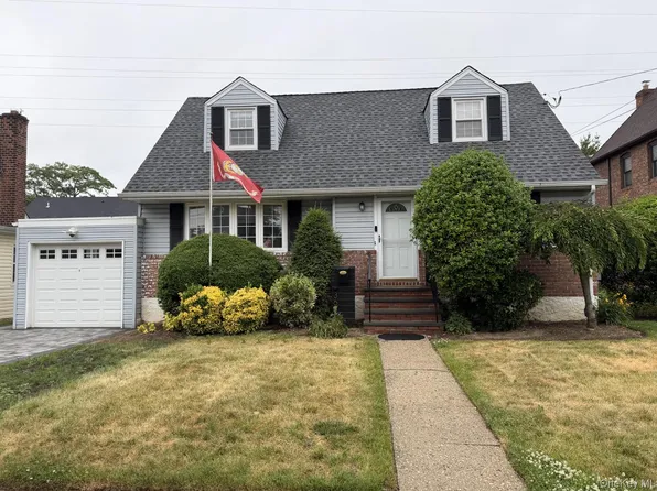 362 Piccadilly Dwns, Lynbrook, NY 11563