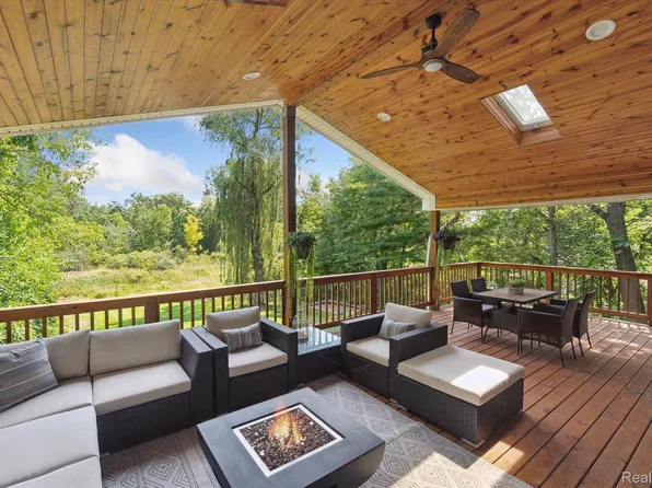 11824 Maxfield Blvd, Hartland, MI 48353