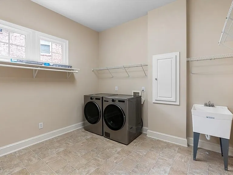 350 Wembley Cir — Photo 27