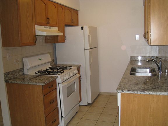 4th image of 187 Pickwick Dr #B