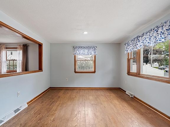 4th image of 170 Townsend Ave