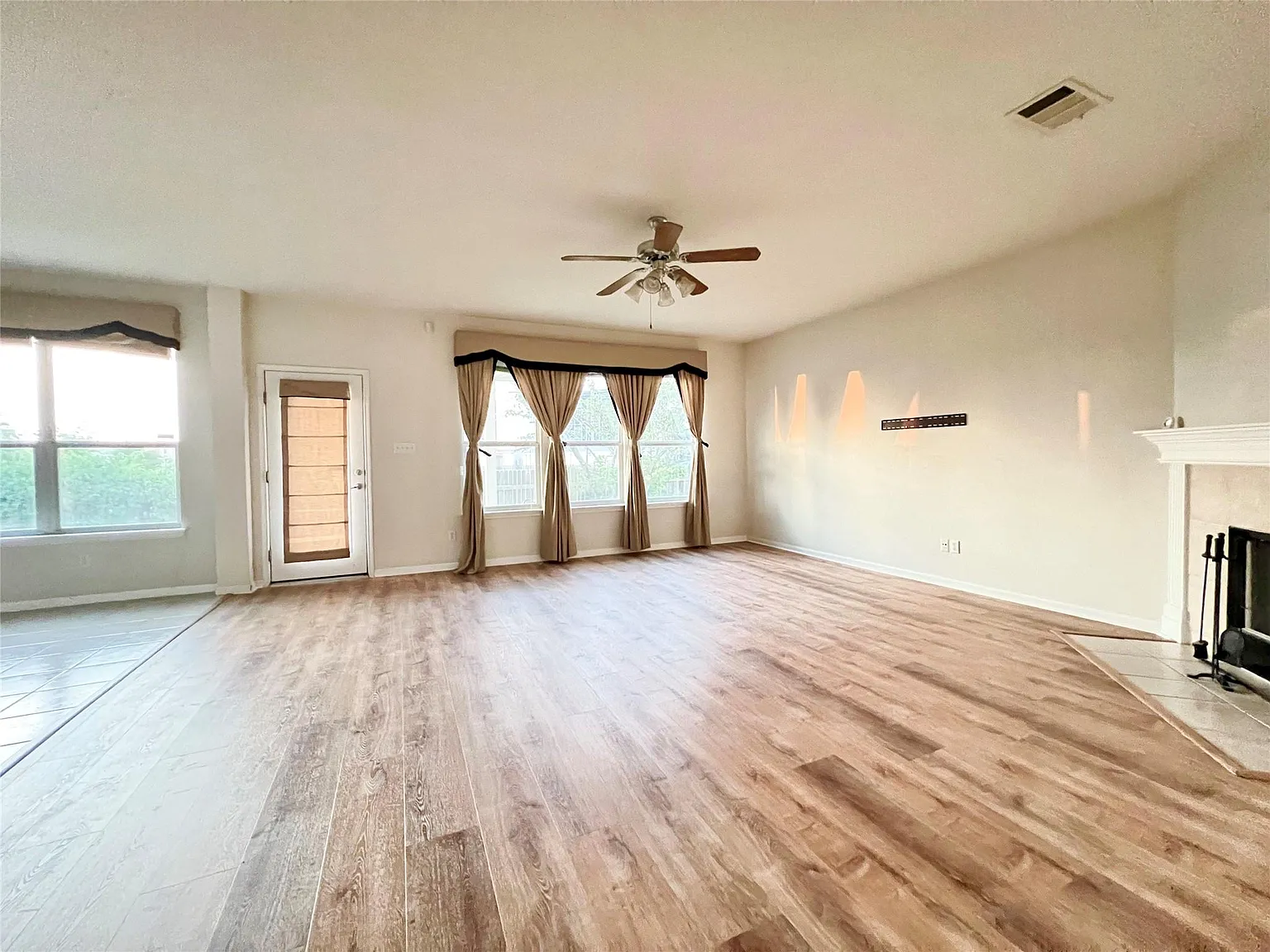 4 bed, 2.5 bath, 2416 sqft, $2,150 — Photo 2