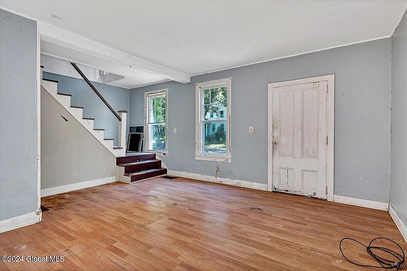 5th image of 35 John Street