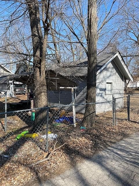 2nd image of 205 W Adams St
