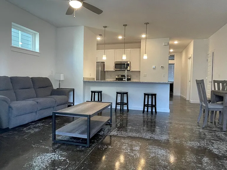 1207 Bainbridge St — Photo 4