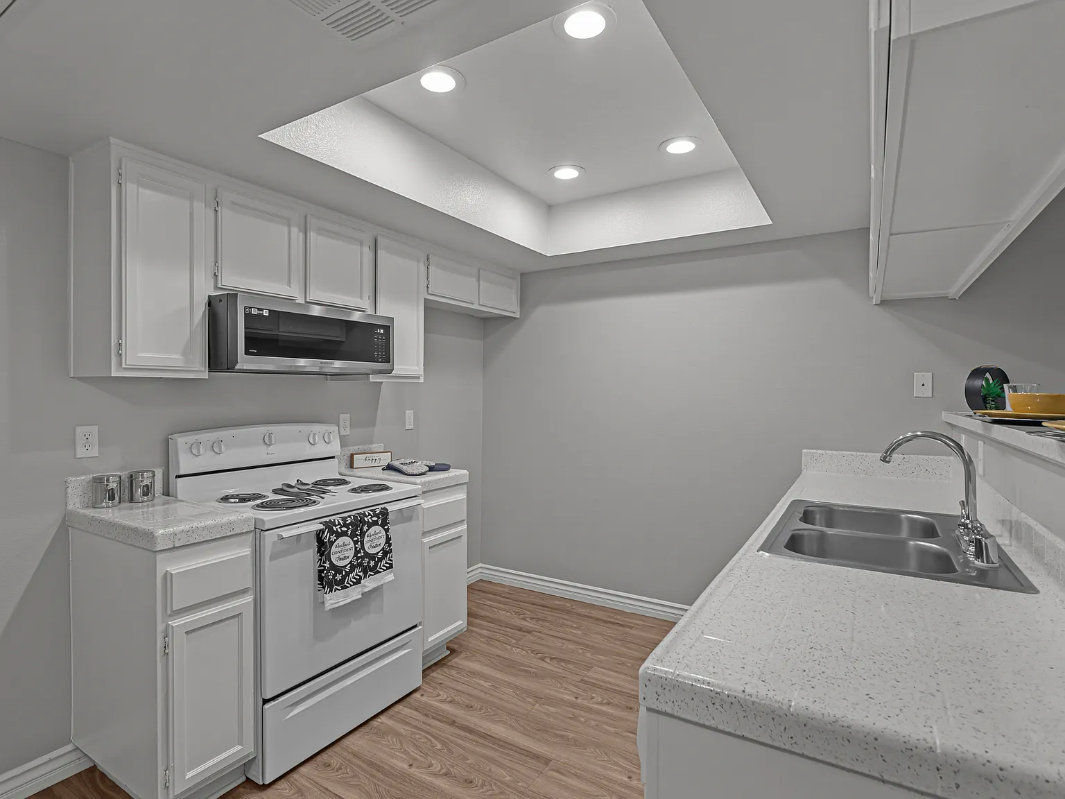 La Sierra Apartments — Photo 3