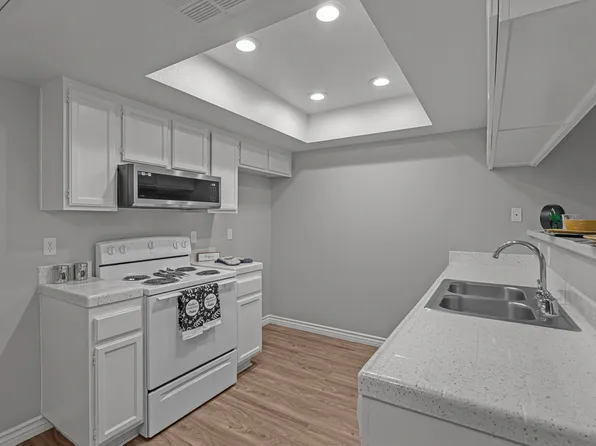 La Sierra Apartments, 11207 Magnolia Ave APT 205, Riverside, CA 92505