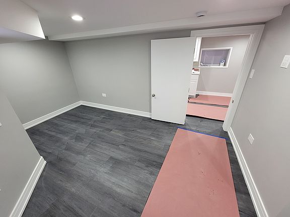 4th image of 4023 N Kilbourn Ave #G
