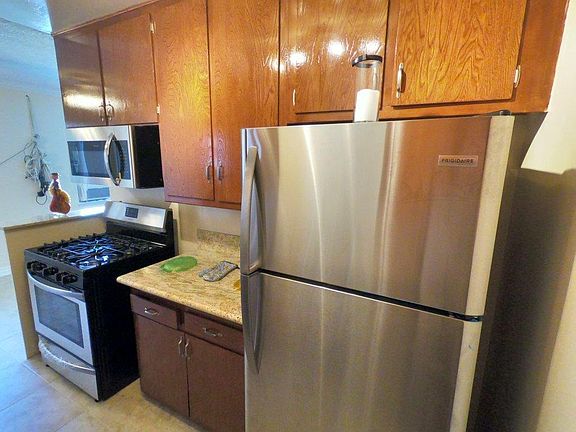 4th image of 956 Wilcox Ave APT 4