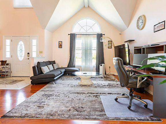 2nd image of 52 Owls Nest Cir