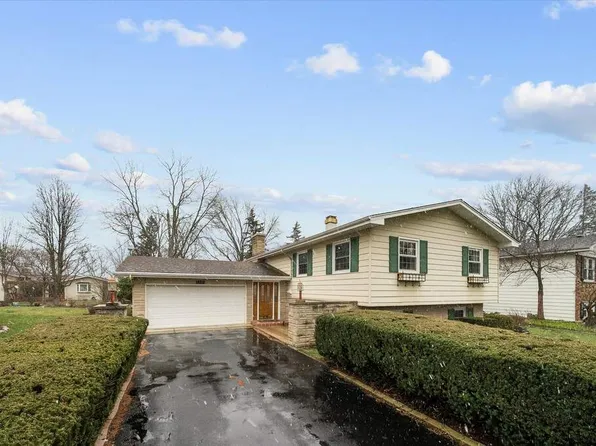 5817 Clover Dr, Lisle, IL 60532